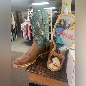 Women’s size 6 Tin Haul Ban-dan-uh boots.